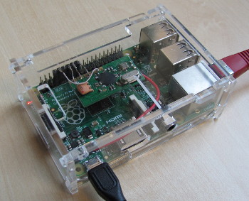 Das Empfangsmodul RX868-SH passt mit in das Gehäuse eines Raspberry Pi B+.